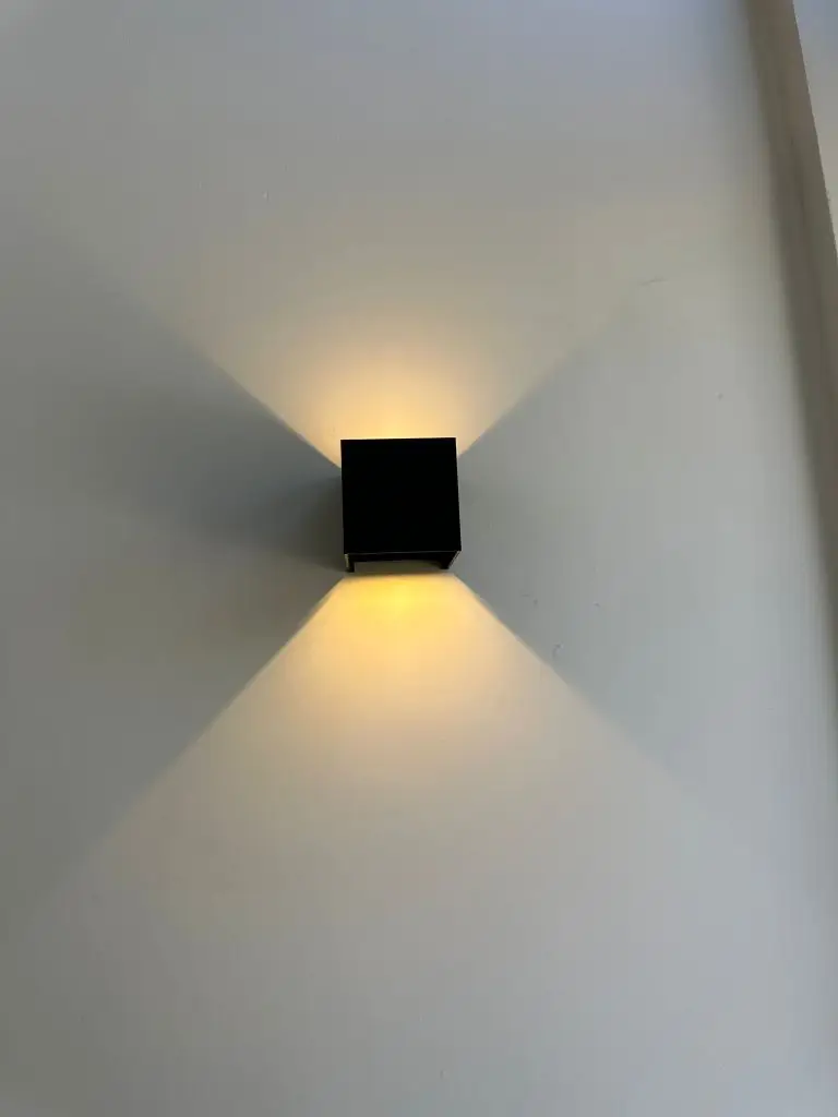 התקנת גוף תאורה קוביה
