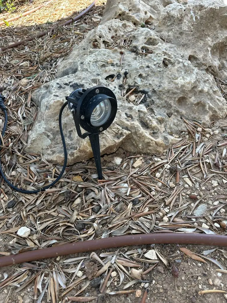 מאירים את הגינה! פרויקט תאורת חוץ שהסתיים עכשיו תאורת חוץ התקנה