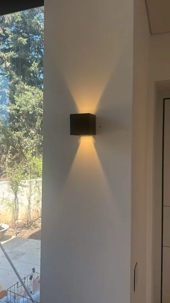 התקנת גופי תאורה מעוצבים בבית פרטי מגע של סטייל ואור ✨ התקנה גוף תאורה שחור