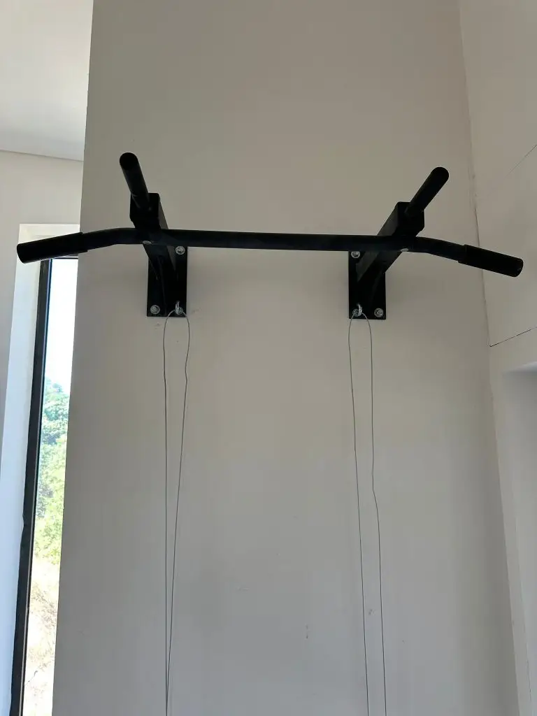 התקנת מתקן מתח לקיר בבית פרטי עבודה מדויקת ובטוחה 💪 התקנת מתקן למתח ספורט