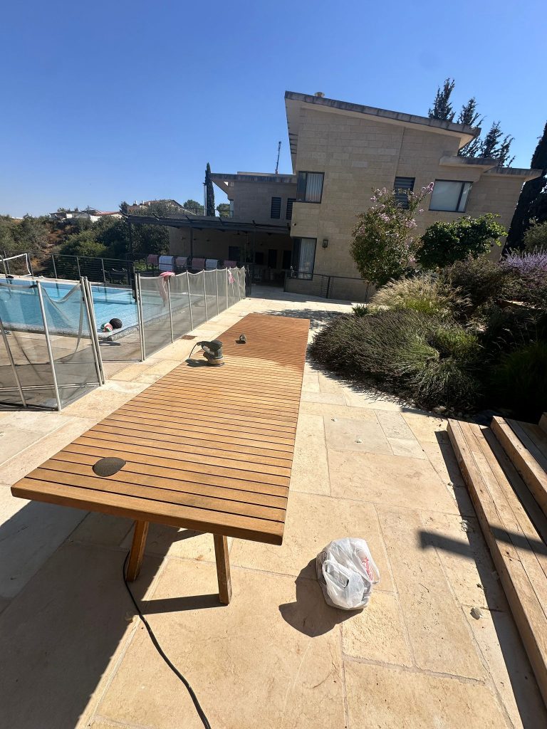 ליטוש השולחן עם מלטשת