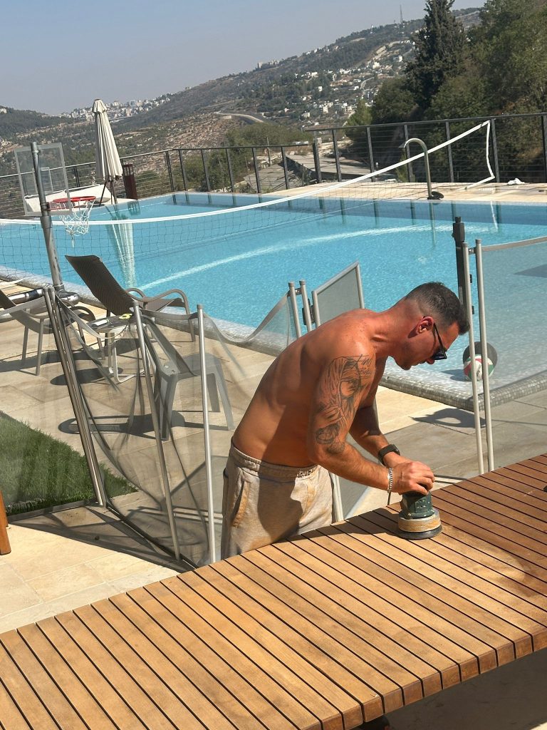 חידוש דק מקצועי על ידי הנדימן מומחה החזרנו את הברק לעץ! ליטוש השולחן רונן