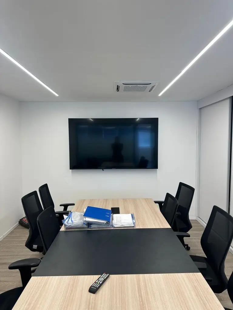 תליית מסך טלוויזיה במשרדי רשת קמעונאית גדולה מסך