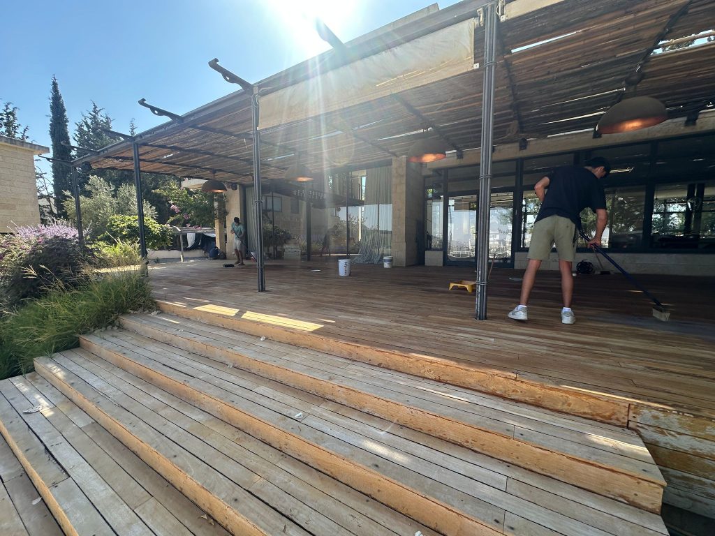 מריחת צבע בסיס לדק