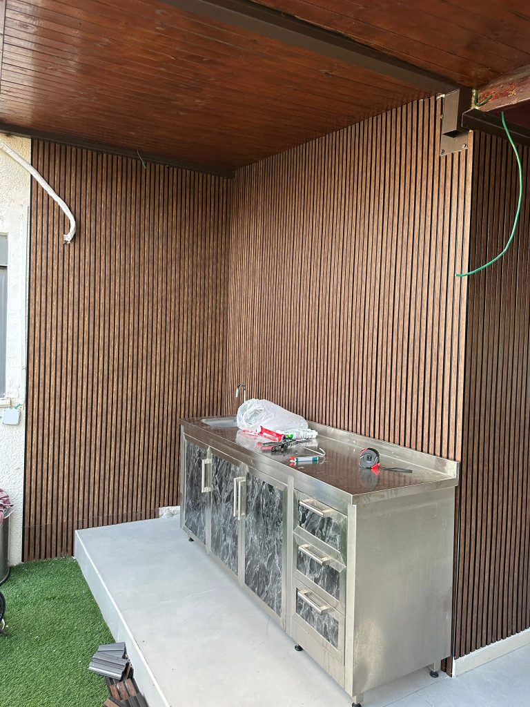 פרויקט חדש של FixItAll: התקנת חיפוי פולימרי יוקרתי למטבחון חוץ בבית שמש! 🎉 img 20251019 wa0047