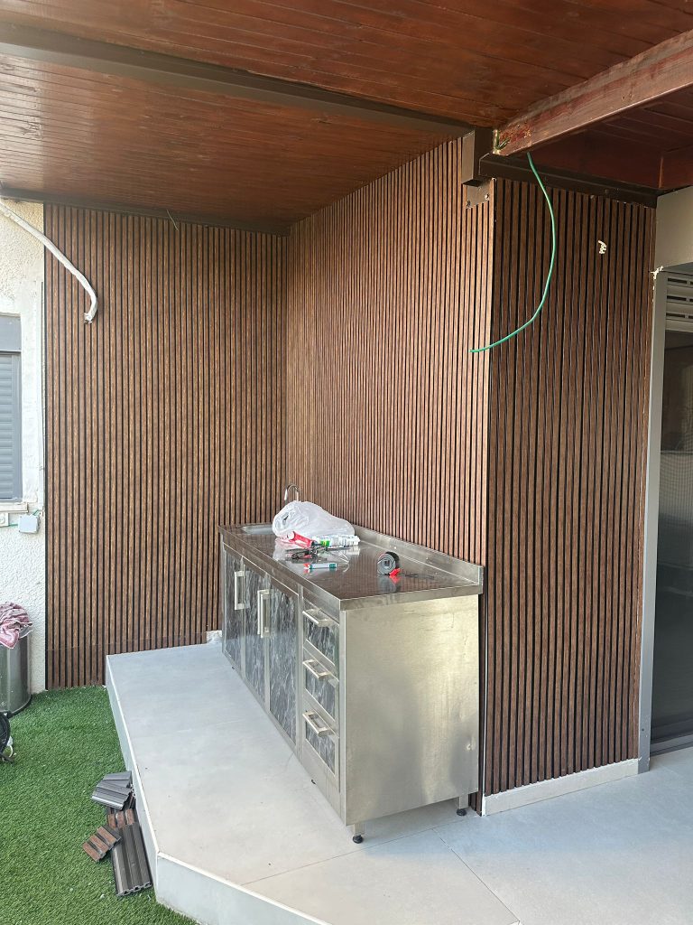 פרויקט חדש של FixItAll: התקנת חיפוי פולימרי יוקרתי למטבחון חוץ בבית שמש! 🎉 img 20251019 wa0049