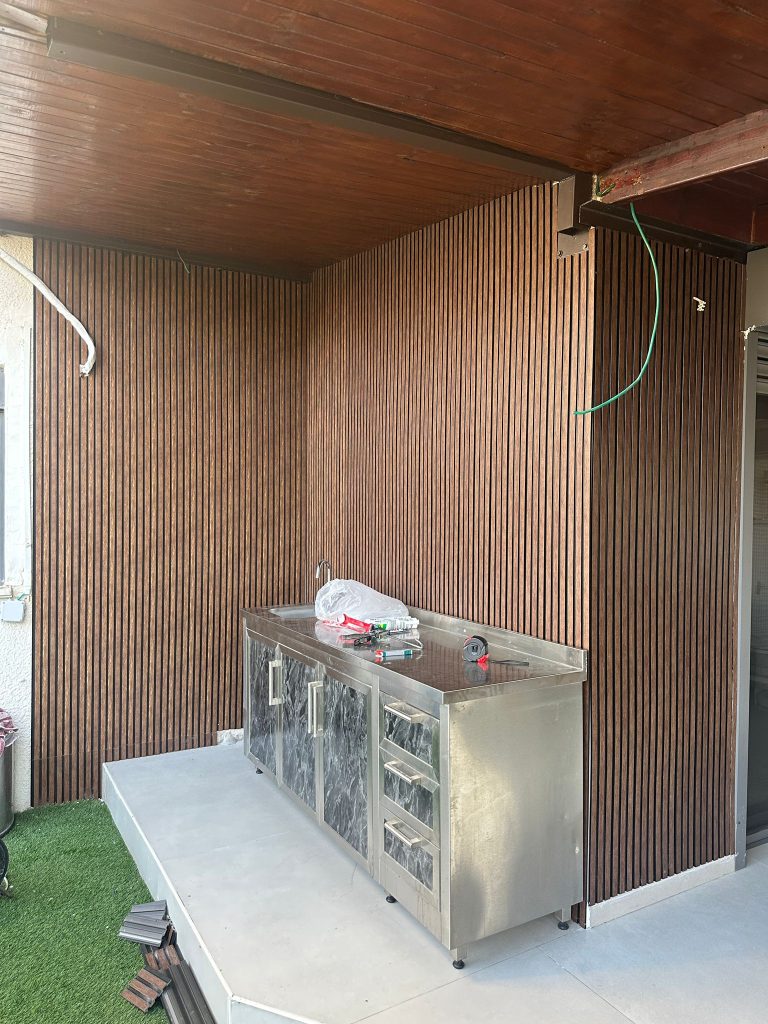 פרויקט חדש של FixItAll: התקנת חיפוי פולימרי יוקרתי למטבחון חוץ בבית שמש! 🎉 img 20251019 wa0050