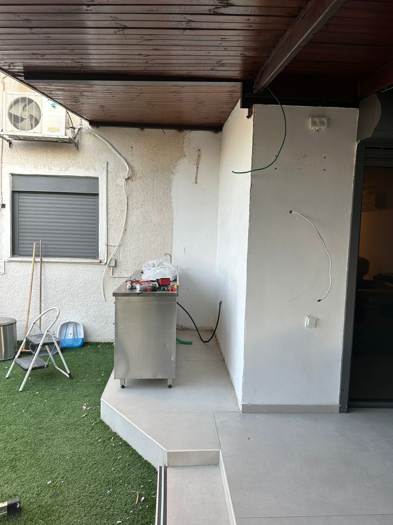 פרויקט חדש של FixItAll: התקנת חיפוי פולימרי יוקרתי למטבחון חוץ בבית שמש! 🎉 img 20251019 wa0062