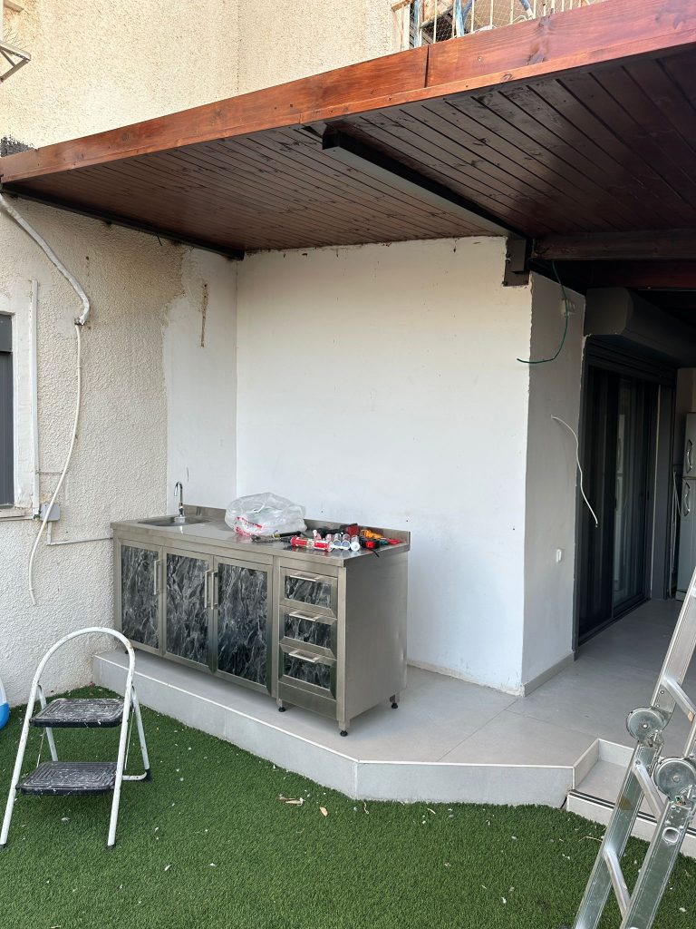 פרויקט חדש של FixItAll: התקנת חיפוי פולימרי יוקרתי למטבחון חוץ בבית שמש! 🎉 img 20251019 wa0064