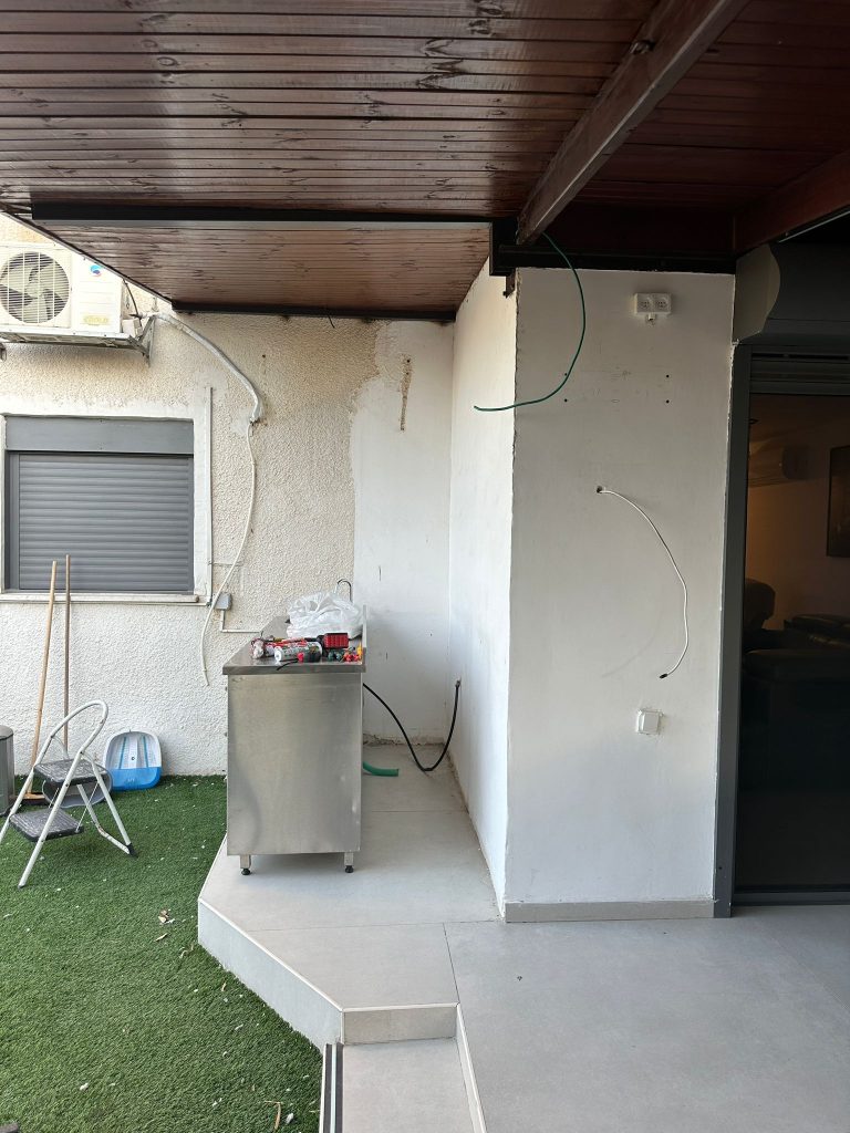 פרויקט חדש של FixItAll: התקנת חיפוי פולימרי יוקרתי למטבחון חוץ בבית שמש! 🎉 img 20251019 wa0065