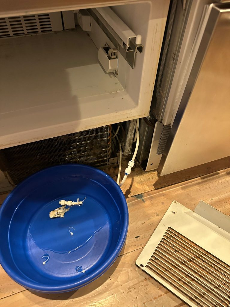 🚨 קריאת חירום במושב אורה: נזילה קריטית מהמקרר תוקנה במהירות שיא! תיקון נזילה ממקרר במושב אורה